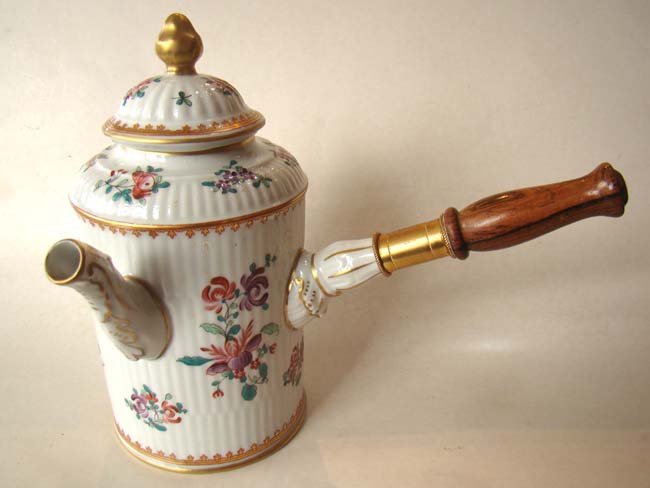 A French porcelain 'armorial' style chocolate pot with side mounted fruitwood handle — image 2